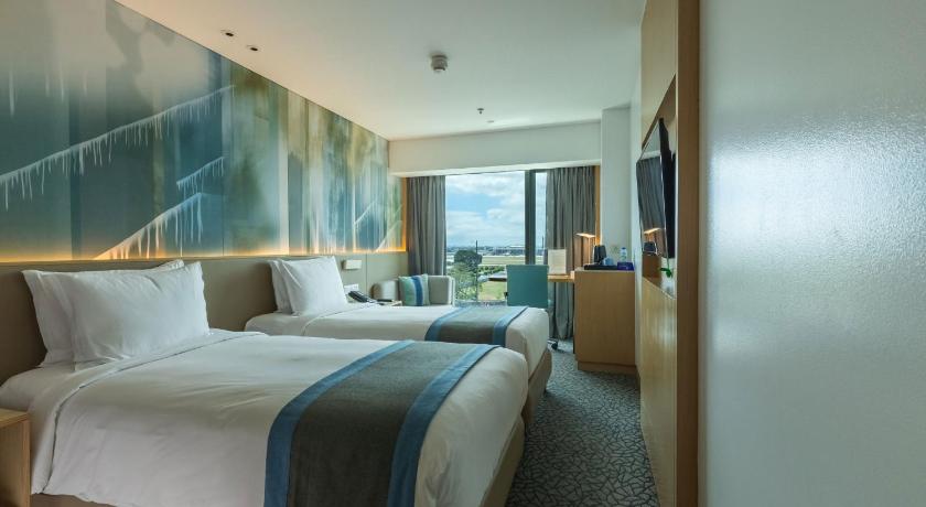 Image of Standard Twin Room with Airport view 3