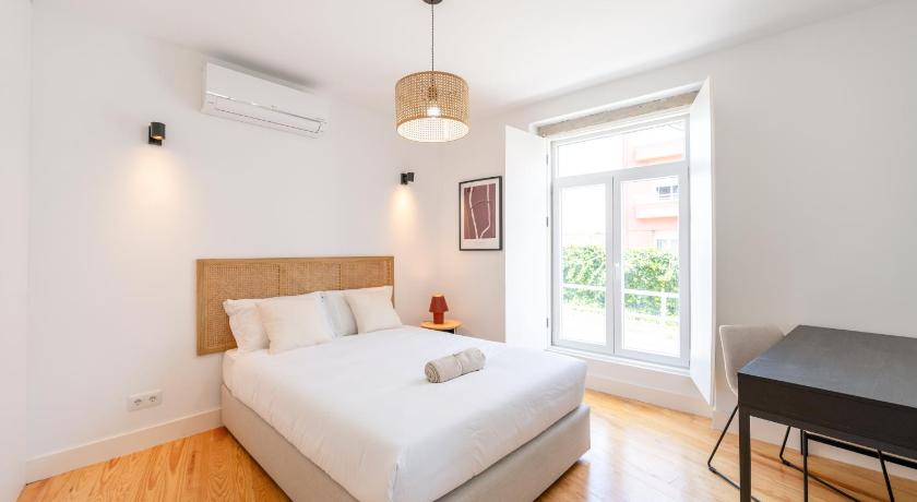 Sunny Lisbon Apartments by Soulplaces