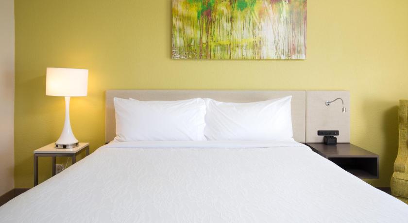 Image of 1 King Bed Room - Beachfront W/ Balcony 2