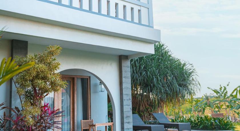 バリ MAHALONA BALI STAY 4つ星 ホテル プール