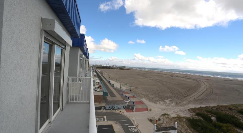 Adventurer Oceanfront Inn photo