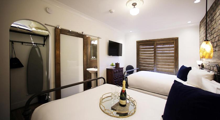 Immagine di Deluxe Doppia con 2 Letti Matrimoniali (Deluxe Double Room with Two Double Beds) 3