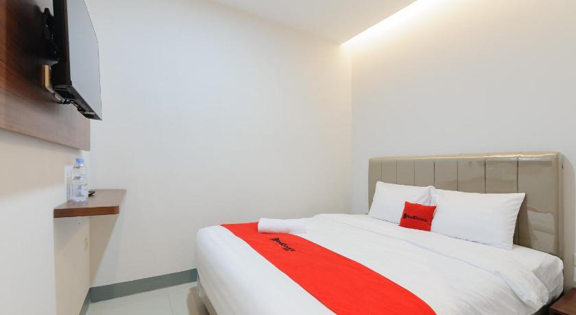 RedDoorz Plus Near Kebun Raya Bogor - image 26
