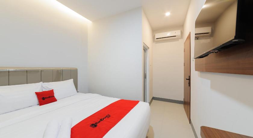 RedDoorz Plus Near Kebun Raya Bogor – Bogor, 