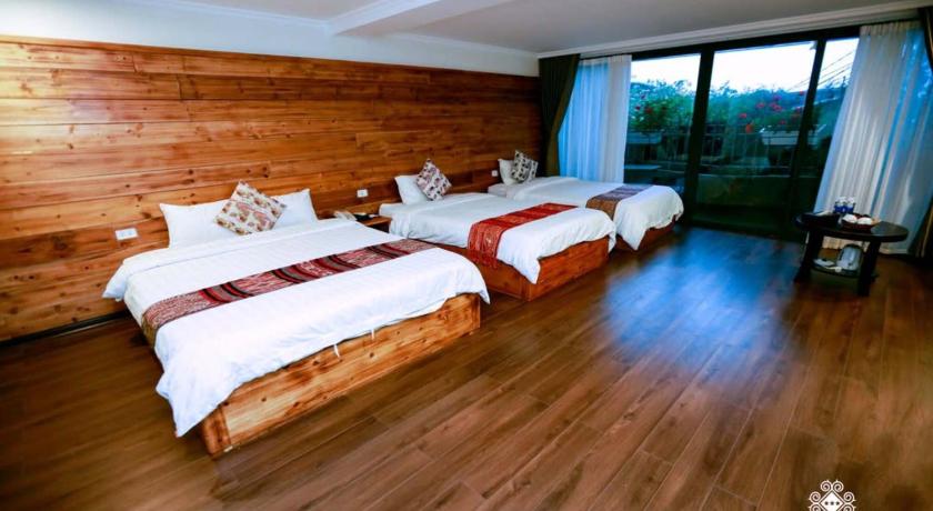 Image of Family Room with Garden View 7
