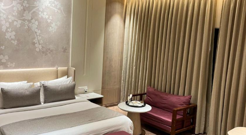 Image of Superior King Room 1