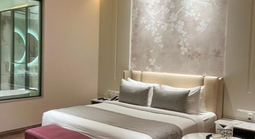 Image of Superior King Room 7