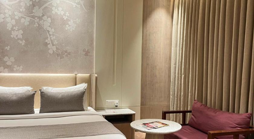 Image of Superior King Room 9