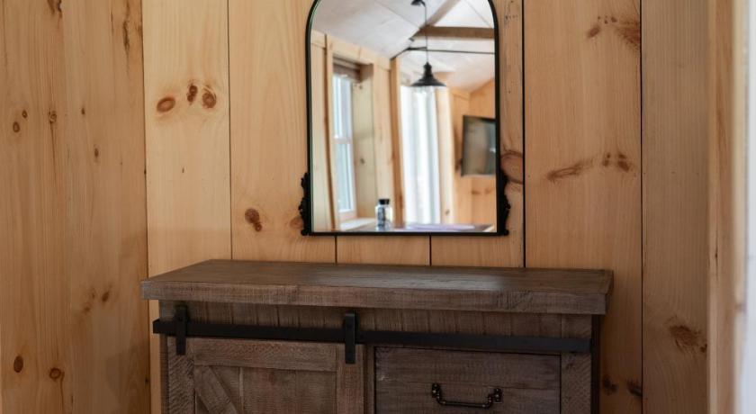 Oakland Couples Retreat - The HayLoft- Rustic Escape For 2 3-Star Accommodation restaurant