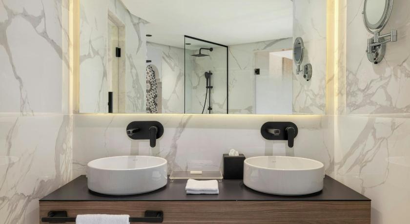 Image of Junior Suite, Guest room, 1 King 8