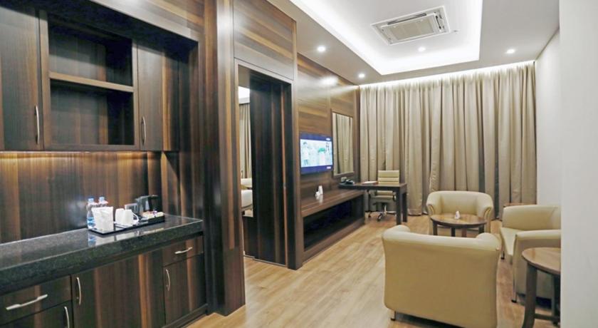 Image of 1 King Bed Non-Smoking Premium Suite 3