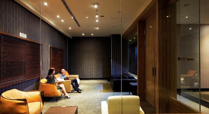 Airline Inn Green Park Way - image 5