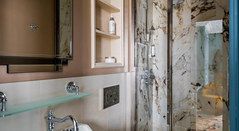 Image of La Chambre 55 - vue Tour Eiffel - accès au spa offert 2