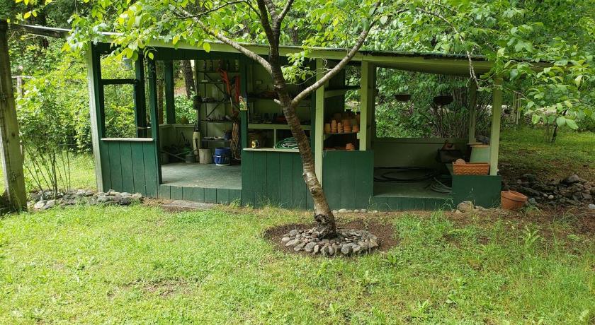 Wolf Creek Orchard House! Recharge at Peaceful Nature Escape 4-Star Accommodation amenity