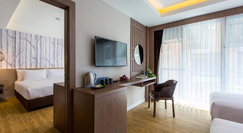 Image of Family Suite Pool View 5