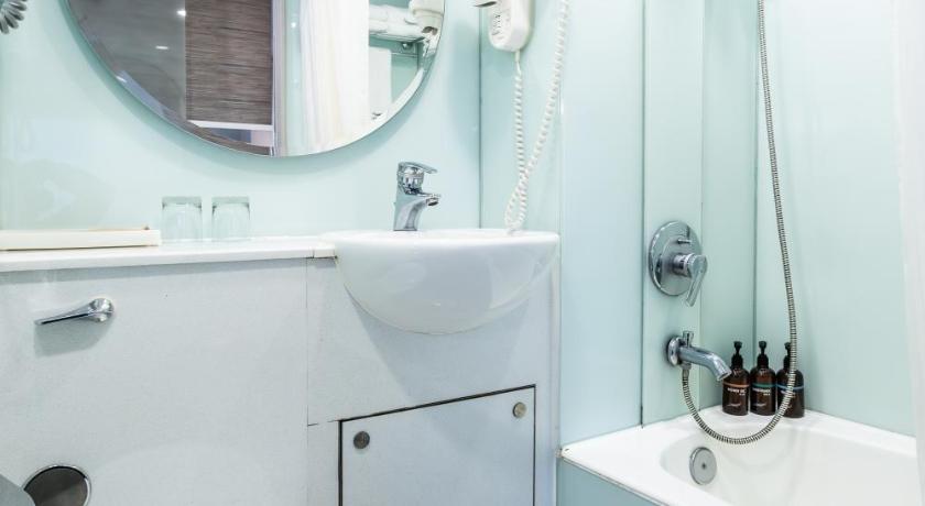 Image of Wharney Deluxe Room with 2 Single Beds 2