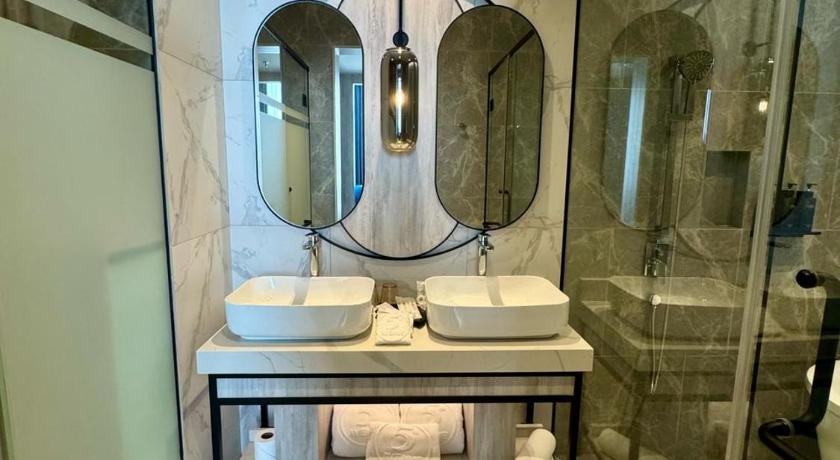 Fifth Avenue Hotel - image 36
