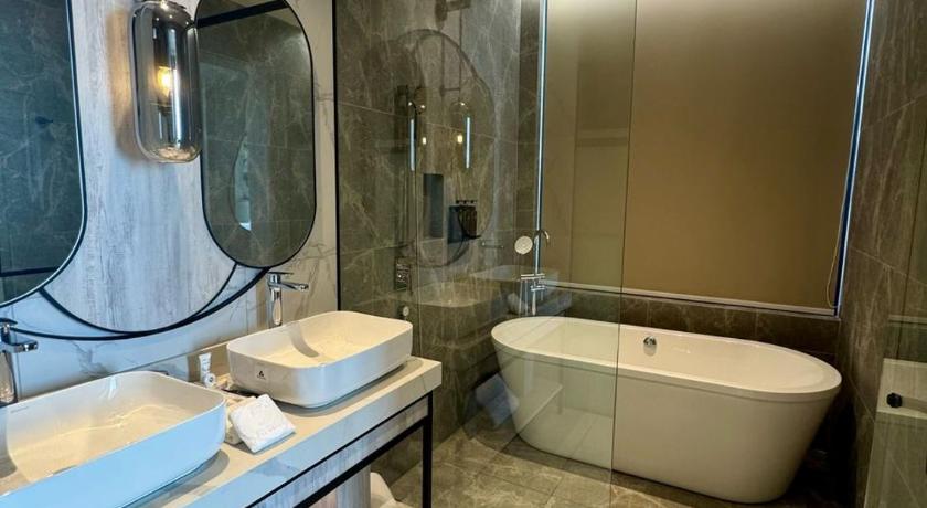 Fifth Avenue Hotel - image 35