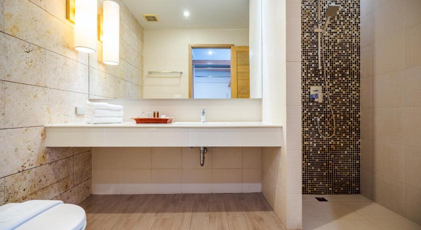 Image of Deluxe Pool View King Bed 2