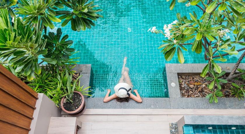 Image of Premier Jacuzzi Pool Access 12