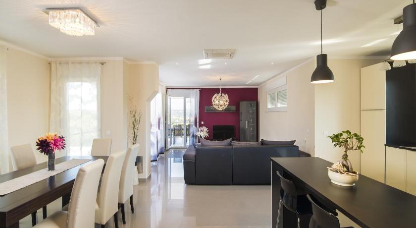 Spacious Rural Villa w pool - image 3