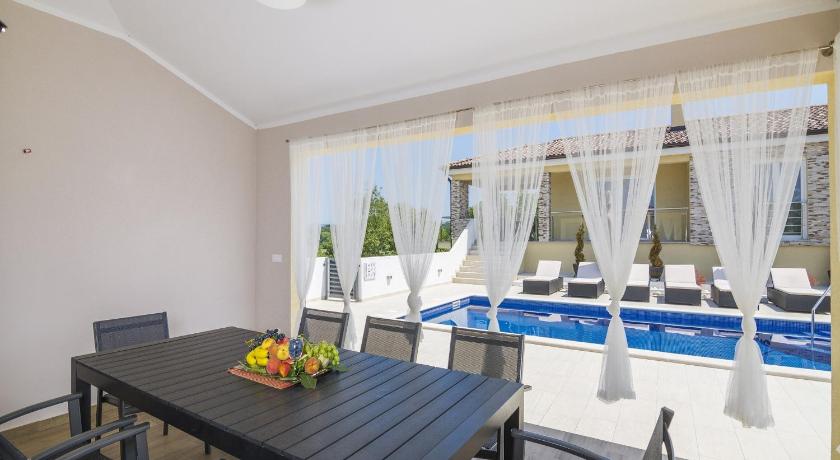 Spacious Rural Villa w pool - image 4