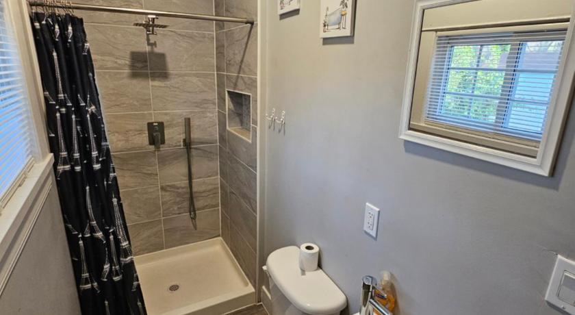 그린즈버러 (NC) Next to Downtown Greensboro Bungalow Rooms 숙소 로비