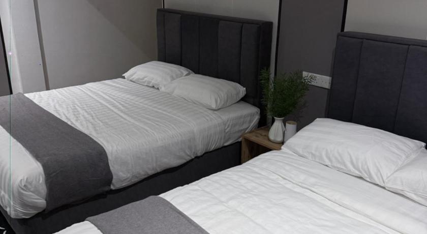 Image of Family Room with Garden View 3