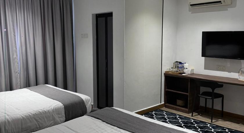 Image of Family Room with Garden View 1