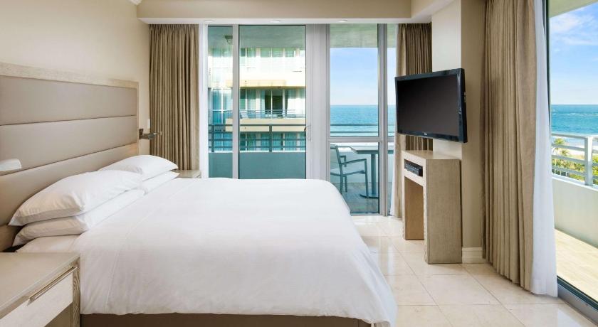 Immagine di 1 King 1 Bedroom Suite Ocean View Balcony (1 KING 1 BEDROOM SUITE OCEAN VIEW BALCONY) 2