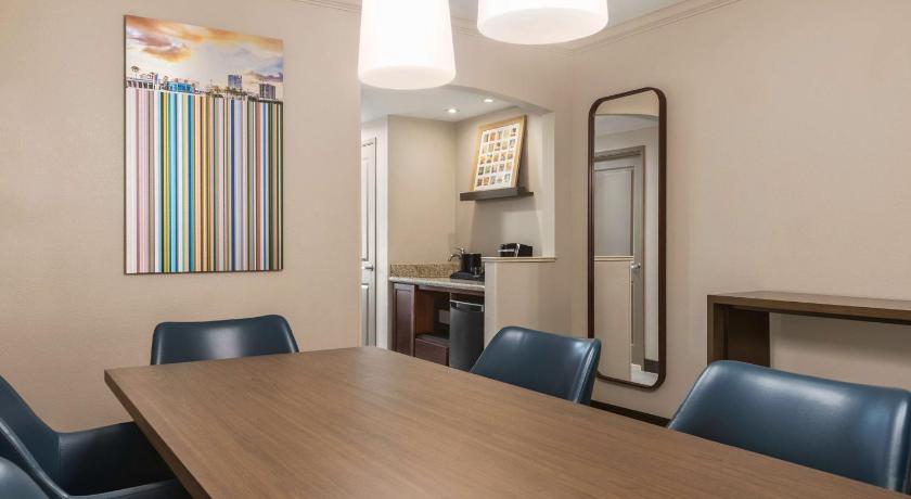 2 Room Conference Suite-2 Queen Beds-nosmok (2 ROOM CONFERENCE SUITE-2 QUEEN BEDS-NOSMOK) fotója 6