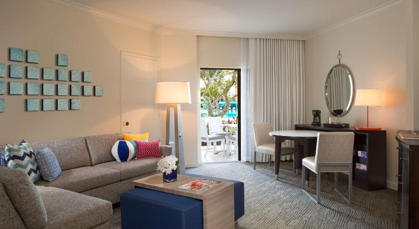 Image of 1 Bedroom Island Suite - 2 Queens Pool View 3