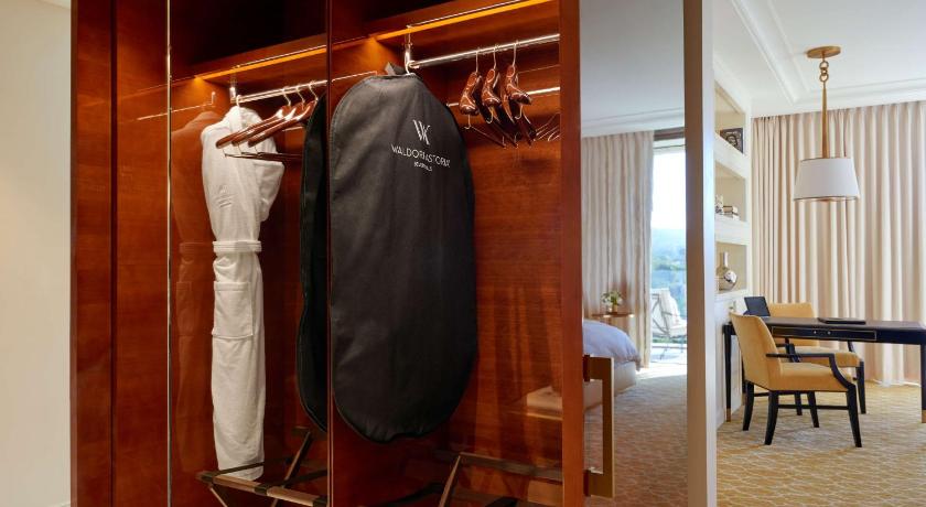 Image of Deluxe King Room with Terrace and View 5