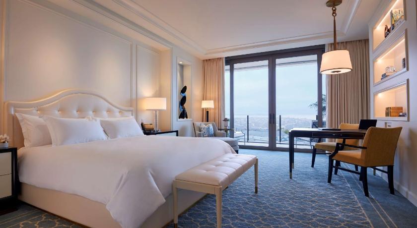 Image of Deluxe King Room with Terrace and View 1