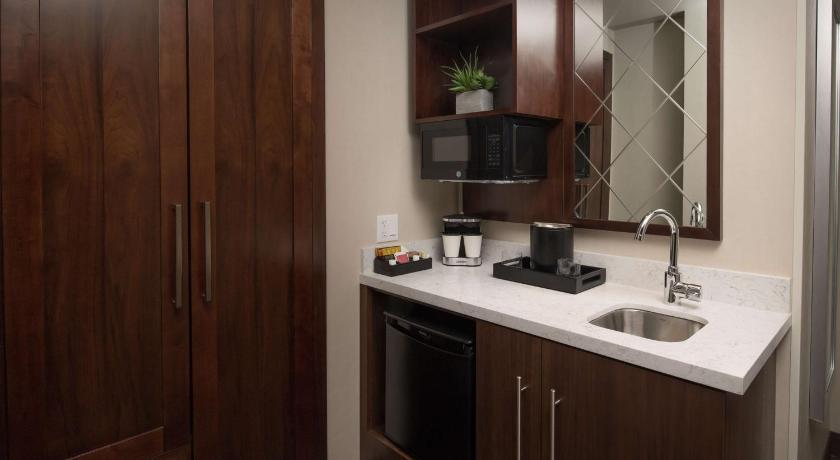 Image of Urban Room - 1 Murphy Queen Bed 1