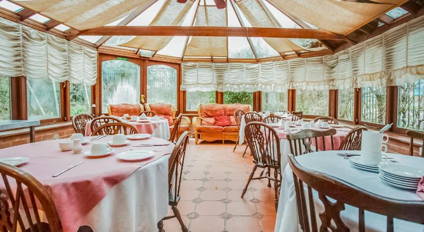 OYO The Rowers Hotel - image 4