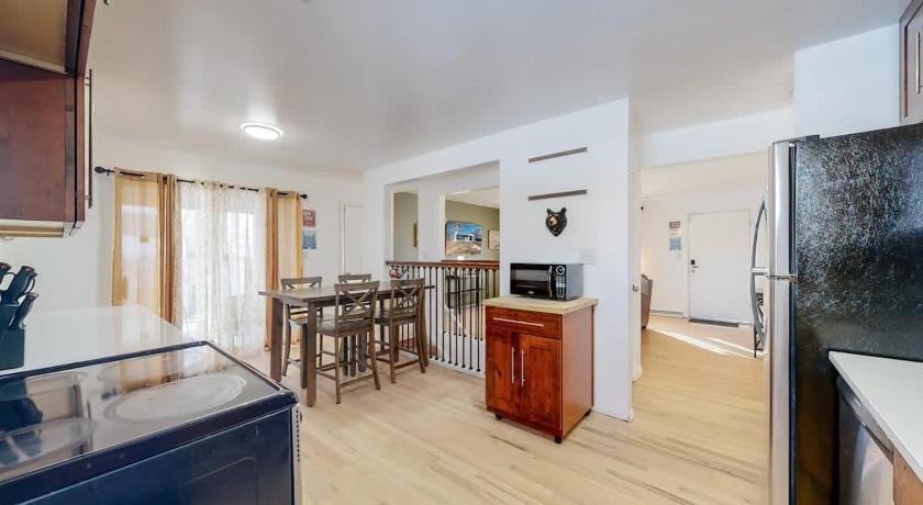 알바다 (CO) Spacious Arvada Family Home with King Beds and Office 4성급 숙소 레스토랑
