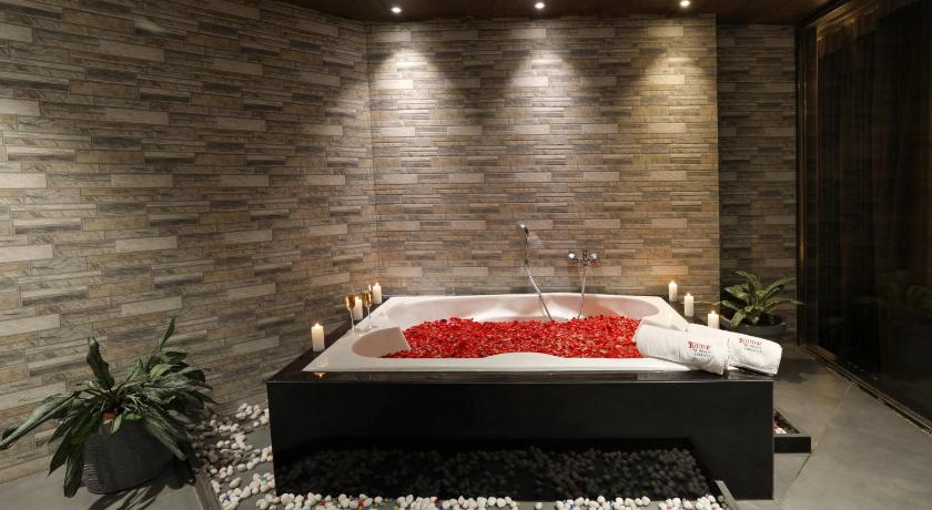 Image of Honeymoon Suite Room 5