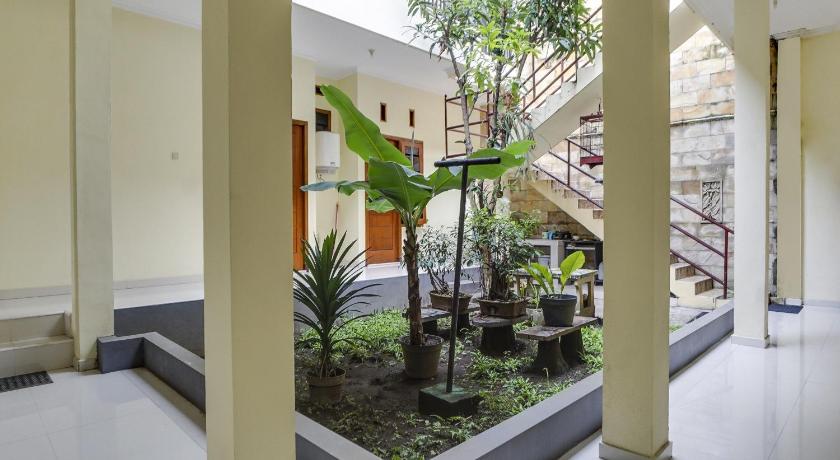 OYO 91137 Griya Cipu Syariah Guest House - image 3