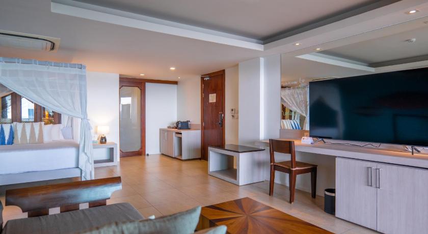 Фото: 1 King Bed, Sea View Suite, Pool Access, Non-Smoking 11