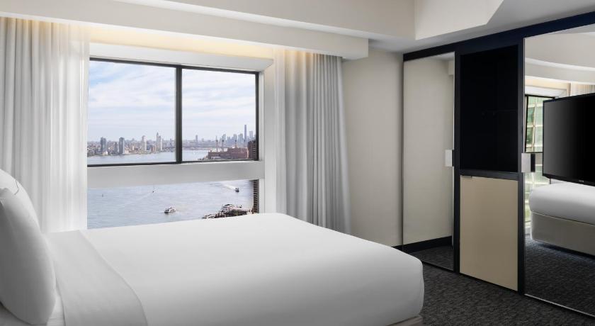 Image of City View 1 Queen Bed 1