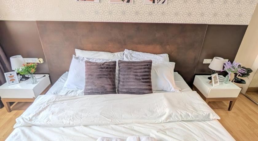 Prime Location 1BR  Sofa Bed 150m to Nana BTS - image 12