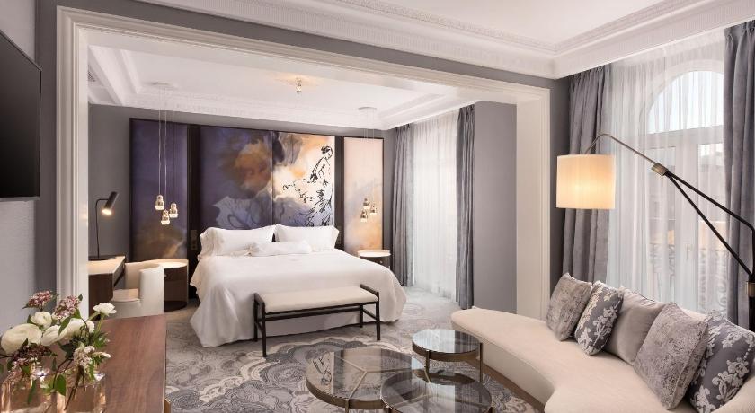 รูปของRoyal Suite, 1 Bedroom Suite, 1 King, Neptuno Fountain view, Corner room 0