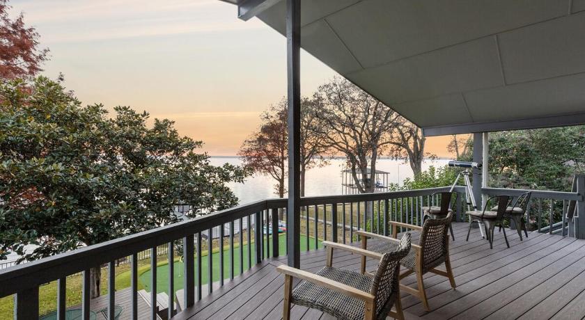 枪管城 Lone Star Lake Cottage-NEW Trex Deck, boat dock 3星级 住宿 泳池