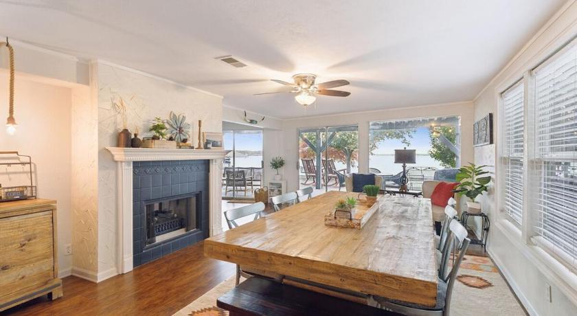 枪管城 Lone Star Lake Cottage-NEW Trex Deck, boat dock 3星级 住宿 大堂