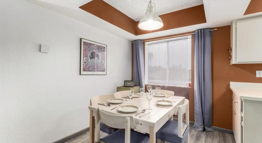피닉스 (AZ) Stylish 2BR Condo with Gym, Pool and Hot Tub Access 4성급 숙소 객실