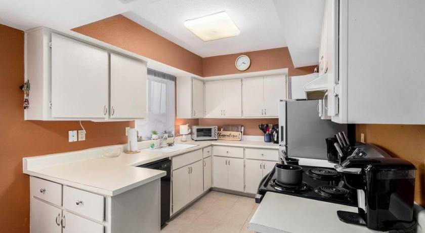 피닉스 (AZ) Stylish 2BR Condo with Gym, Pool and Hot Tub Access 4성급 숙소 스위트룸