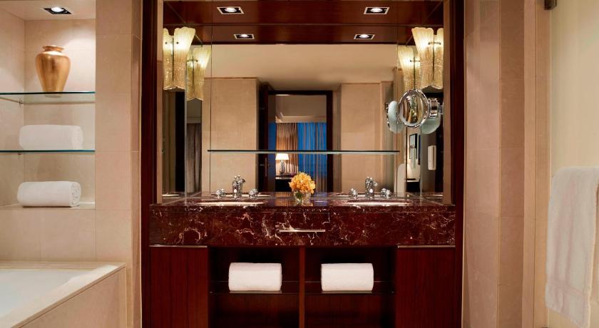 Фото: Club lounge access, 1 Bedroom Suite, 1 King 6