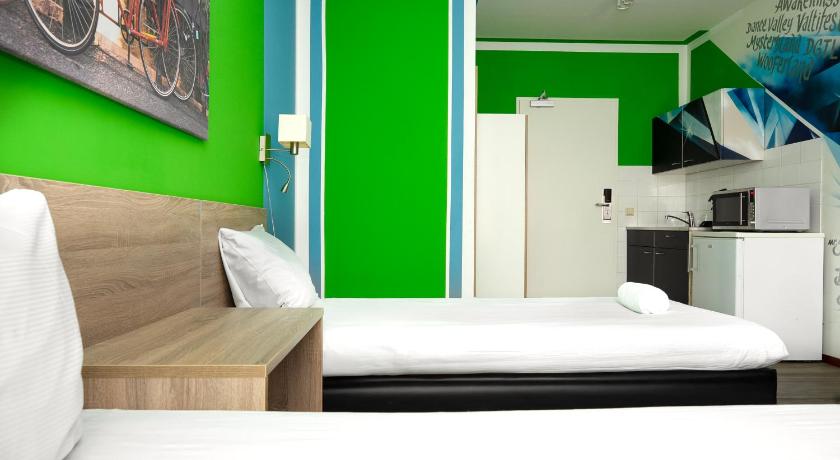 Image of Twin Room with Private External Bathroom 4