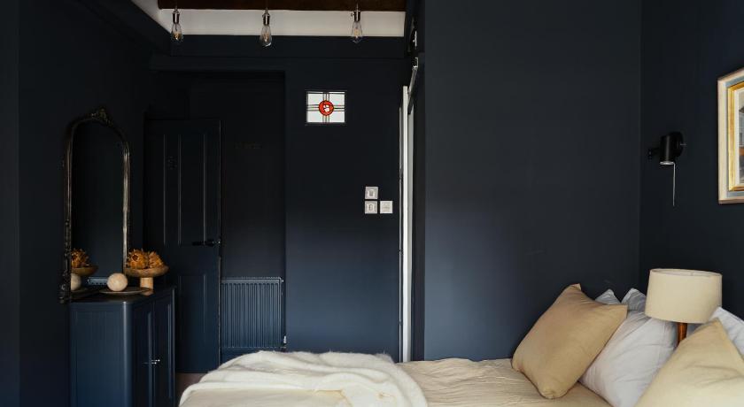 Image of Comfort Triple Room - Non Pet Friendly 8